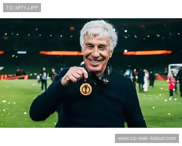 亚特兰大球迷赛前拉横幅致敬前任主帅加斯佩里尼