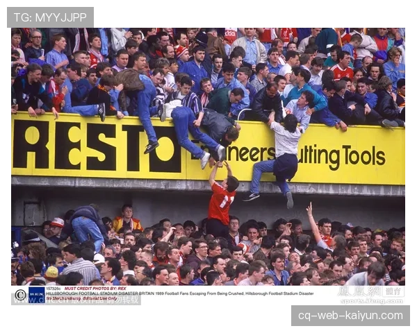 “事件回顾：伊蒂哈德球场停电事件导致曼城对阵利物浦比赛中断12分钟”