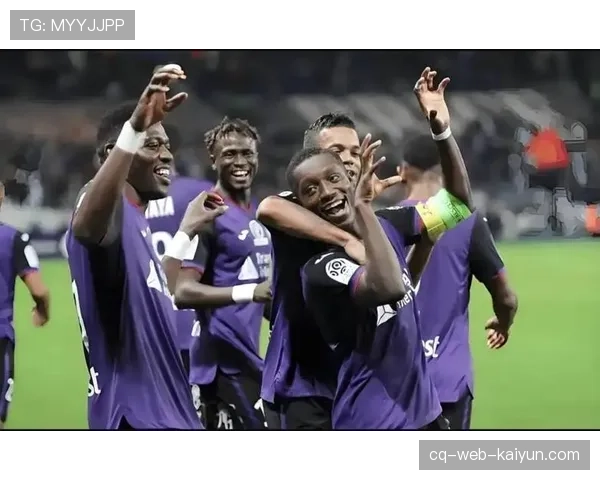 数千名图卢兹球迷在训练基地外集会，表达对球队支持